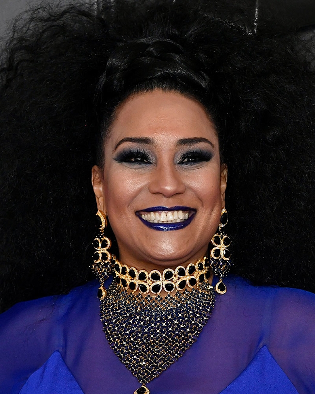 Синие тени, черно-белые волосы и другие провальные бьюти-образы звезд «Грэмми-2020» фото № 2