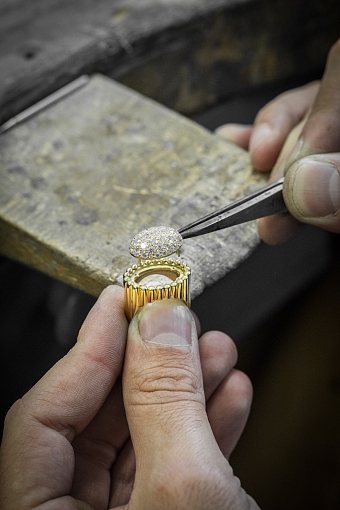 Van Cleef & Arpels выпустили бриллиантовую версию кольца-печатки фото № 2