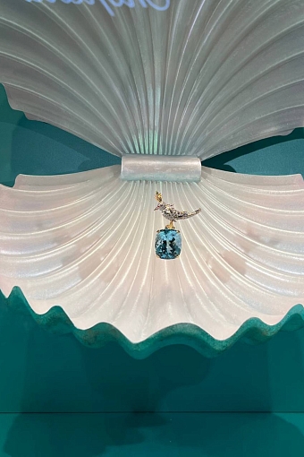 Броши Tiffany & Co. Bird on a Rock на выставке Doha Jewellery & Watches 2023 фото № 3