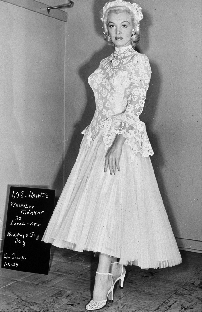 Мэрилин Монро в платье от Уильяма Травиллы, фильм «Джентльмены предпочитают блондинок» фото № 11