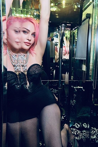 Мадонна перекрасила волосы в яркий цвет и устроила откровенную фотосессию в туалете. Фото: @madonna фото № 5
