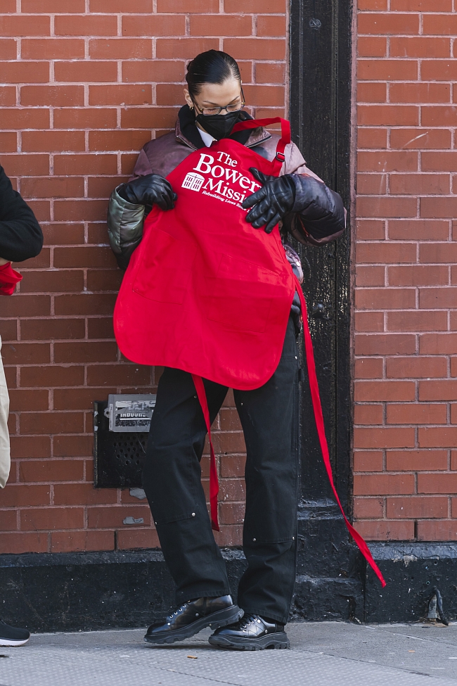 Белла Хадид во время посещения приюта The Bowery Mission, февраль 2022 года фото № 1
