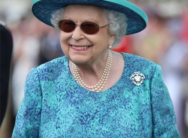Королевский тренд: Елизавета II в самых модных очках этого сезона