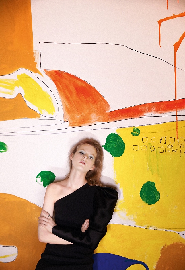Женя Макарова позирует на фоне своей работы, представленной на арт-площадке Astra Lab в «Цветном». Платье David Koma; кольцо — собственность героини фото № 1