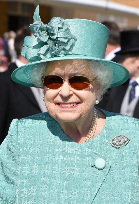 Королевский тренд: Елизавета II в самых модных очках этого сезона фото № 6
