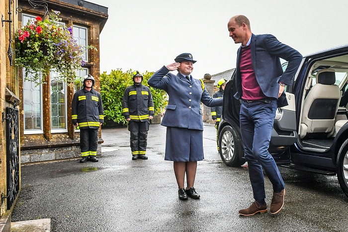 Принц Уильям встретился с пожарными и показал редкое архивное фото с принцессой Дианой фото № 1