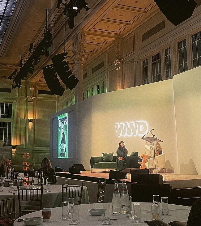 Карли Клосс на саммите WWD Apparel & Retail 2022 фото № 3