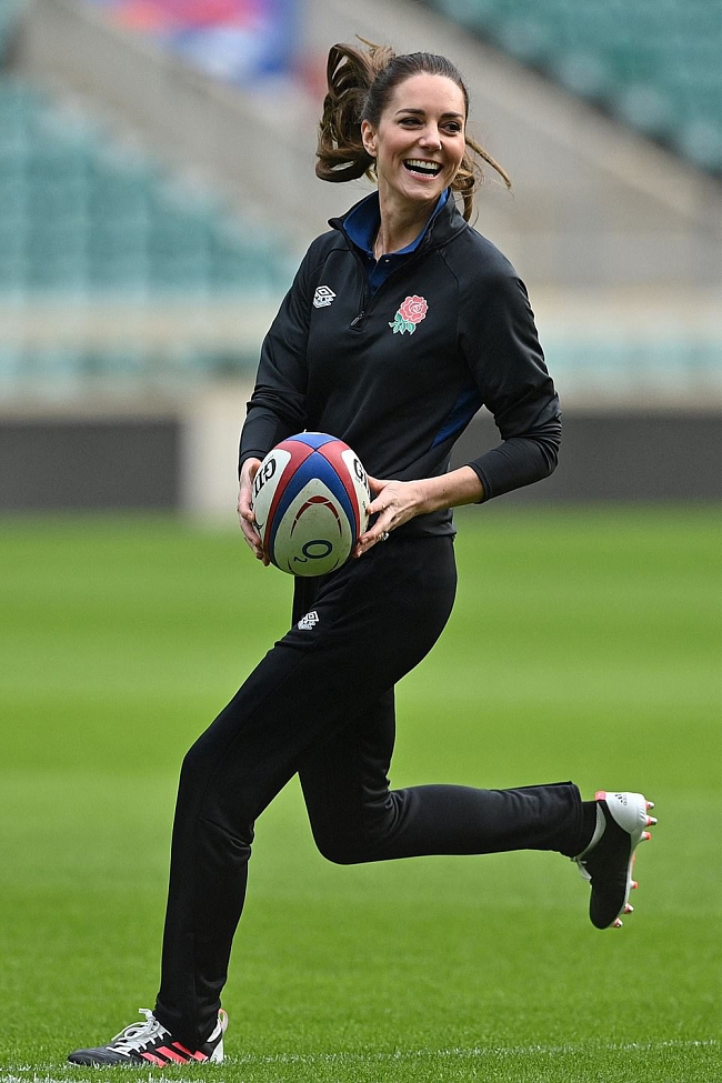 Кейт Миддлтон на тренировке британской женской сборной по регби фото № 4
