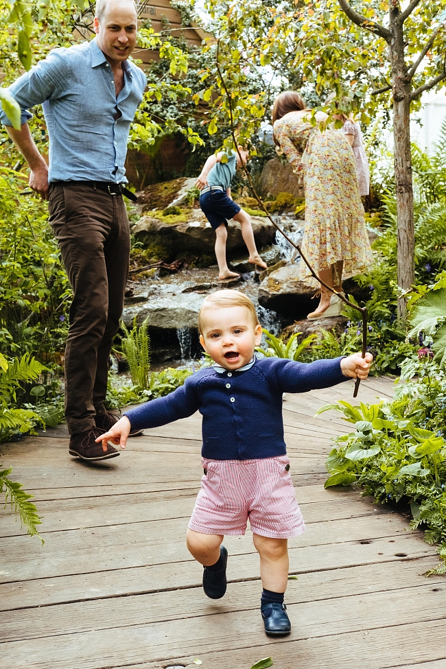 Кейт Миддлтон и принц Уильям с детьми в лондонском саду (ФОТО) фото № 2