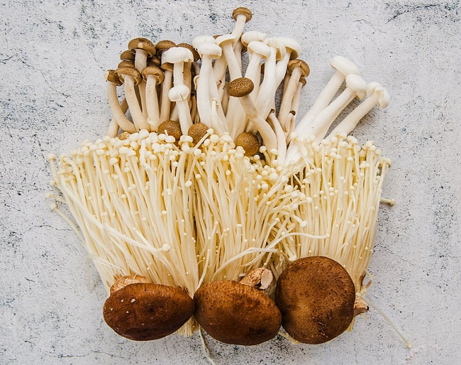 Трюфель, шимеджи, шампиньоны: 4 необычных рецепта с грибами от шеф-поваров Швейцарии, Италии и Франции фото № 1