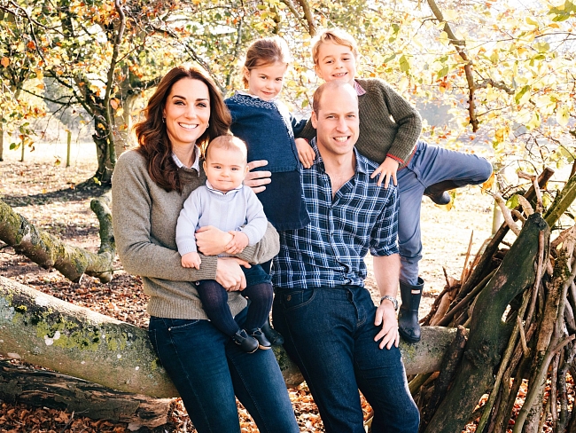 Кенсингтонский дворец поделился новым фото Кейт Миддлтон и принца Уильяма с детьми фото № 1