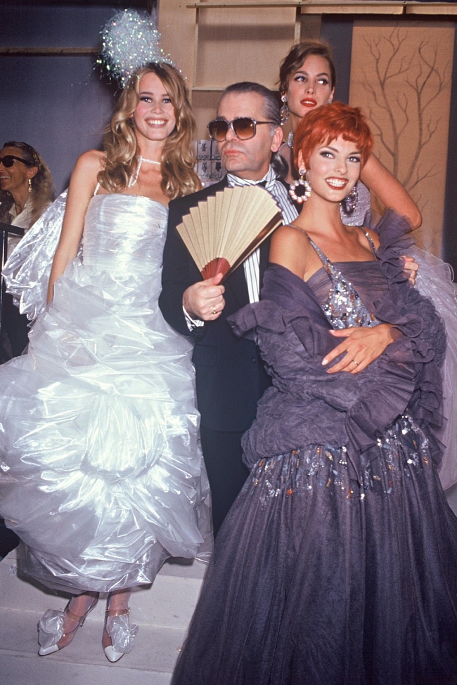 Клаудия Шифер, Карл Лагерфельд, Кристи Терлингтон и Линда Евангелиста на показе Chanel Haute Couture в Париже, 1993 фото № 6