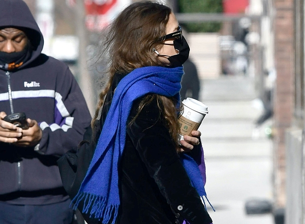Главная покупка зимы — цветной однотонный шарф, как у дизайнера Мэри-Кейт Олсен