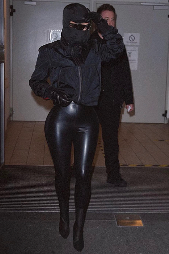 Ким Кардашьян в куртке Prada, 2022 год (фото: @kimkardashian) фото № 13