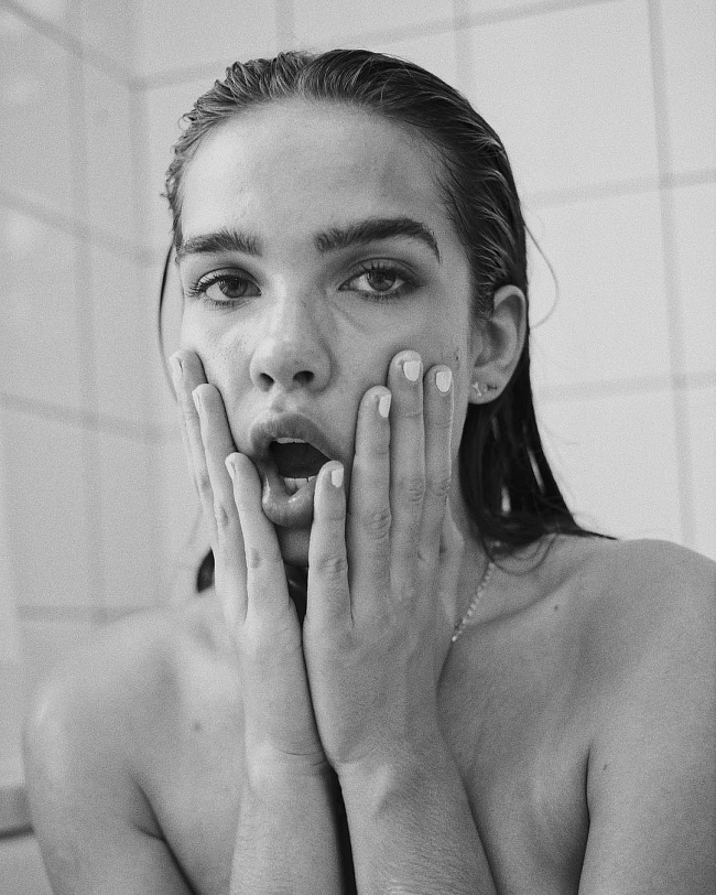 Бруклин Бекхэм устроил своей девушке фотосессию в ванной фото № 3