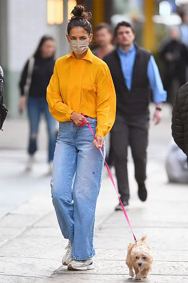 Кэти Холмс гуляет по Нью-Йорку в очень смелой и модной блузке фото № 1