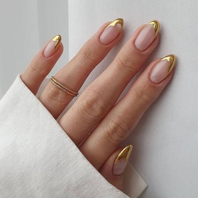 Хромированные ногти — самый модный вариант маникюра этого сезона. Фото: @betina_goldstein фото № 3
