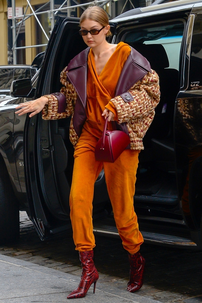 Джиджи Хадид с сумкой Mlouye в Нью-Йорке, 2019 фото № 1