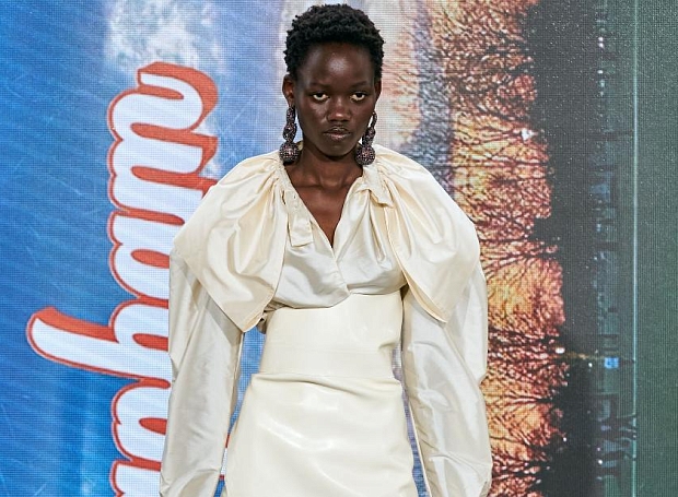 Самые модные серьги следующей весны в коллекции Vivienne Westwood весна-лето 2022
