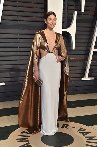 Джессика Бил в платье Ralph Lauren на афтепати «Оскара», 2017 фото № 23
