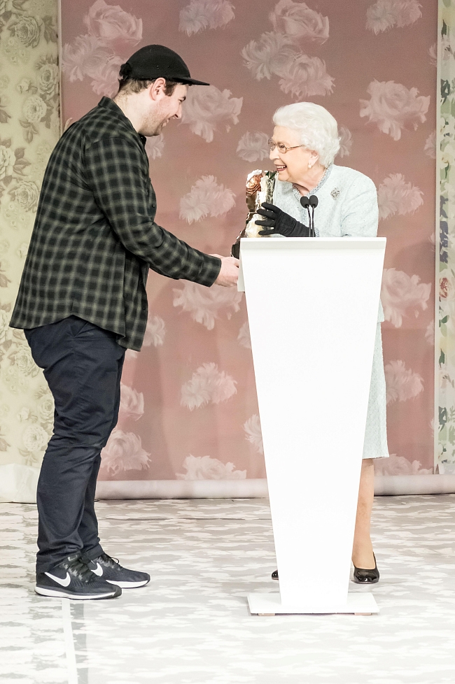 Королева Елизавета II вручает награду Queen Elizabeth II Award 2018 британскому дизайнеру Ричарду Куинну фото № 1