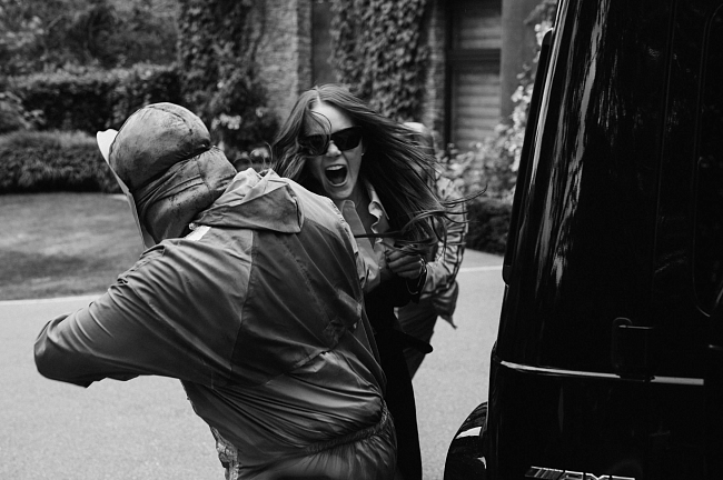 Эмма Стоун — о фильме «Бугония», конспирологических теориях и работе с Йоргосом Лантимосом фото № 6