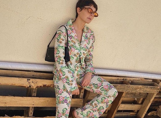 Яркий костюм в пижамном стиле — модное решение для жаркого лета