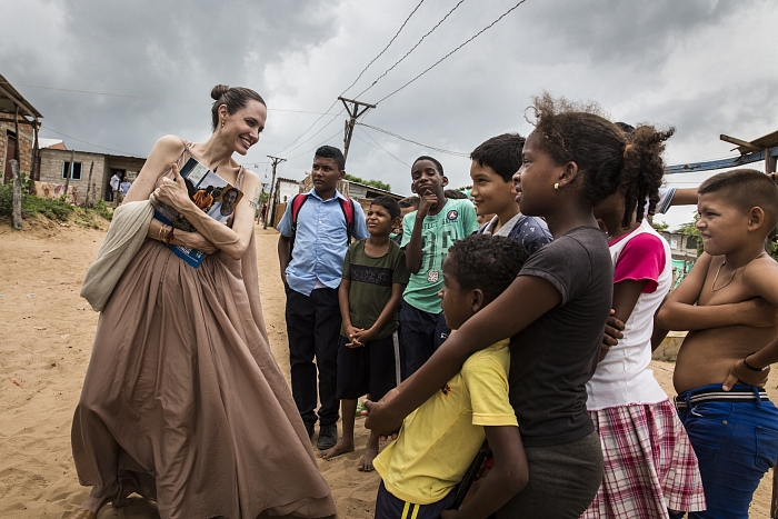 Очень похудела: Анджелина Джоли посетила лагерь беженцев в Венесуэле фото № 3