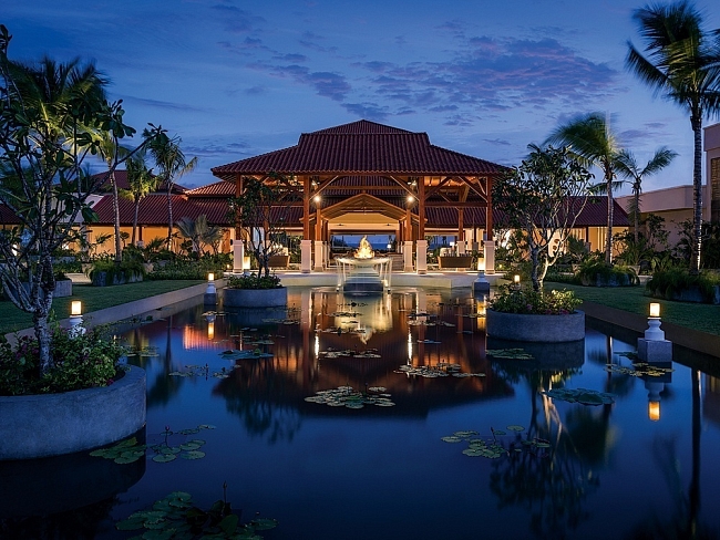 На территории отеля три бассейна, в том числе Sunset, который так органично вписывается в пейзаж, что кажется природным водоемом фото № 7