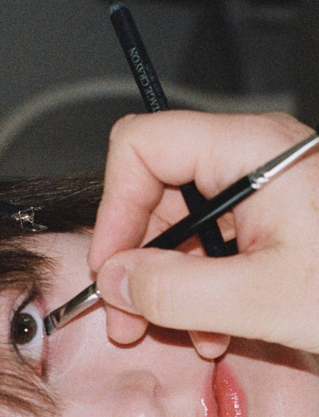 Ностальгия по цвету: почему голубые тени снова в моде фото № 3