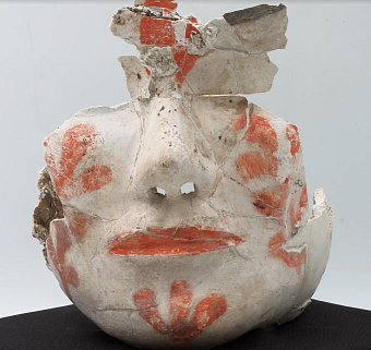 Маска с орнаментом. Ранний железный век. Гипс, охра, лепка, роспись. Институт археологии и этнографии СО РАН фото № 2