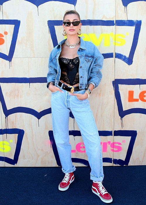 Хейли Бибер в джинсах и куртке Levi's и кедах Vans фото № 9