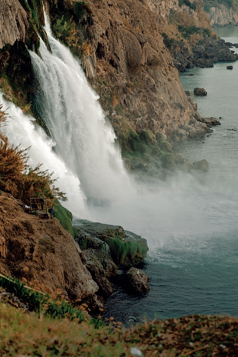 От отеля чуть больше получаса  езды до Дюденских водопадов — вода из реки Дюден бурным потоком скатывается прямо в Средиземное море фото № 5