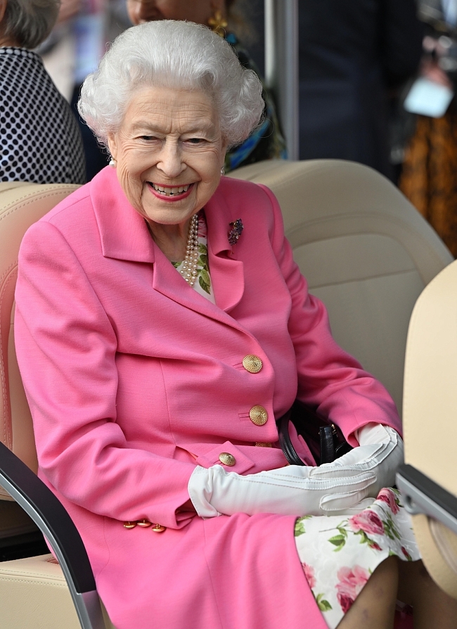 Королева Елизавета II на Цветочном шоу в Челси фото № 2