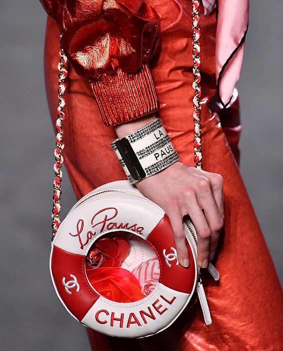 Сумка в виде спасательного круга из круизной коллекции Chanel фото № 4