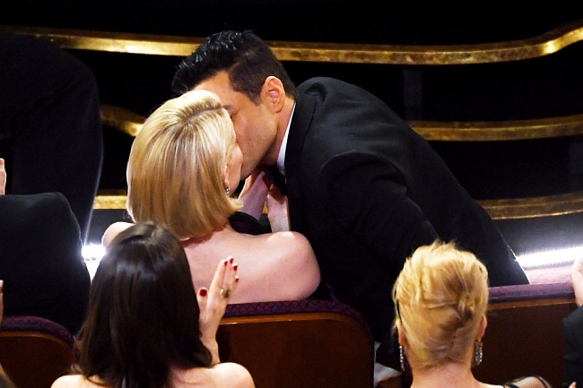 Поцелуи и признания в любви: Рами Малек получает свой первый «Оскар» фото № 2