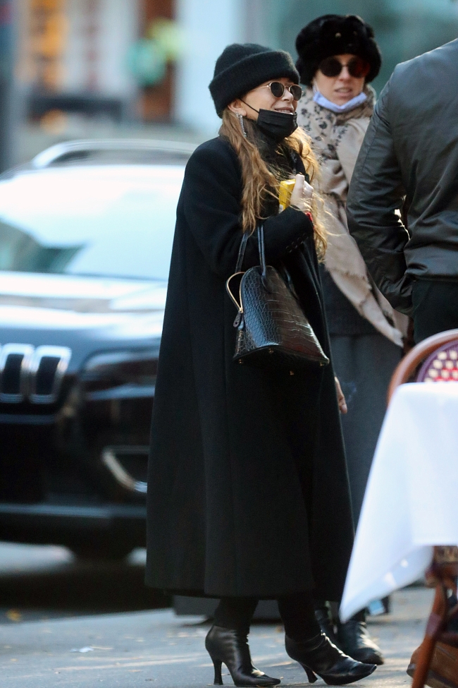 Посмотрите на Мэри-Кейт Олсен в безупречном черном тотал-луке фото № 1
