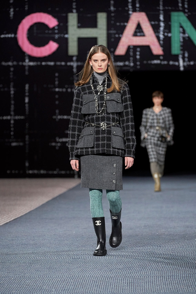 Резиновые сапоги на показе Chanel осень-зима 2022/23 фото № 2