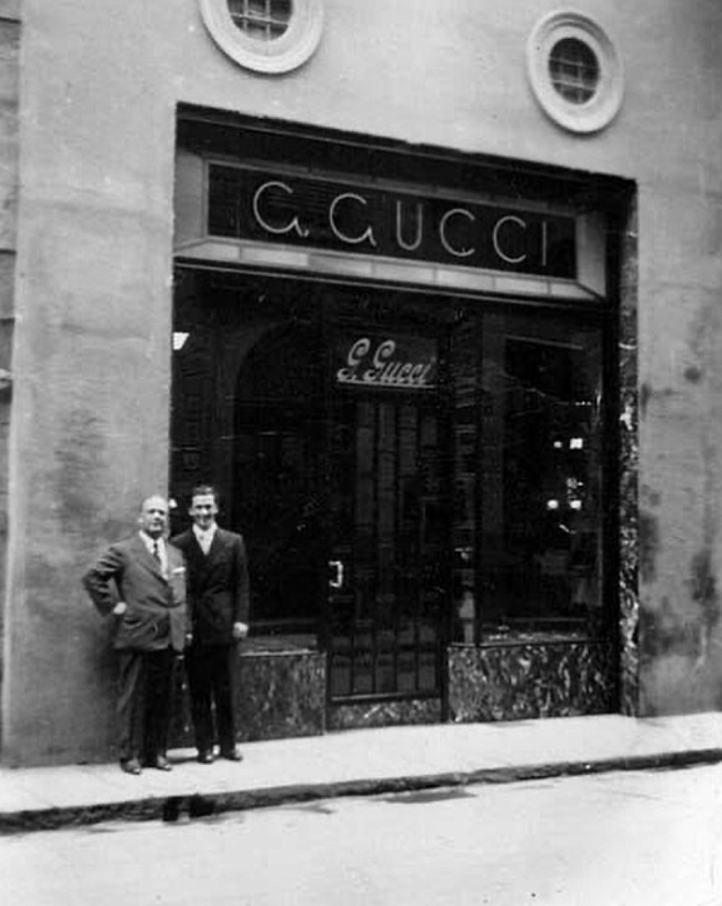 Гуччио Гуччи и его сын Родольфо Гуччи перед их магазином в Риме, 1938 год, фото @modakariyeri фото № 1