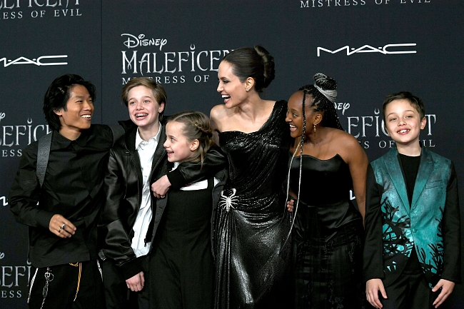 Анджелина Джоли с детьми Паксом, Шайло, Вивьен, Захарой и Ноксом, 2019 фото № 5