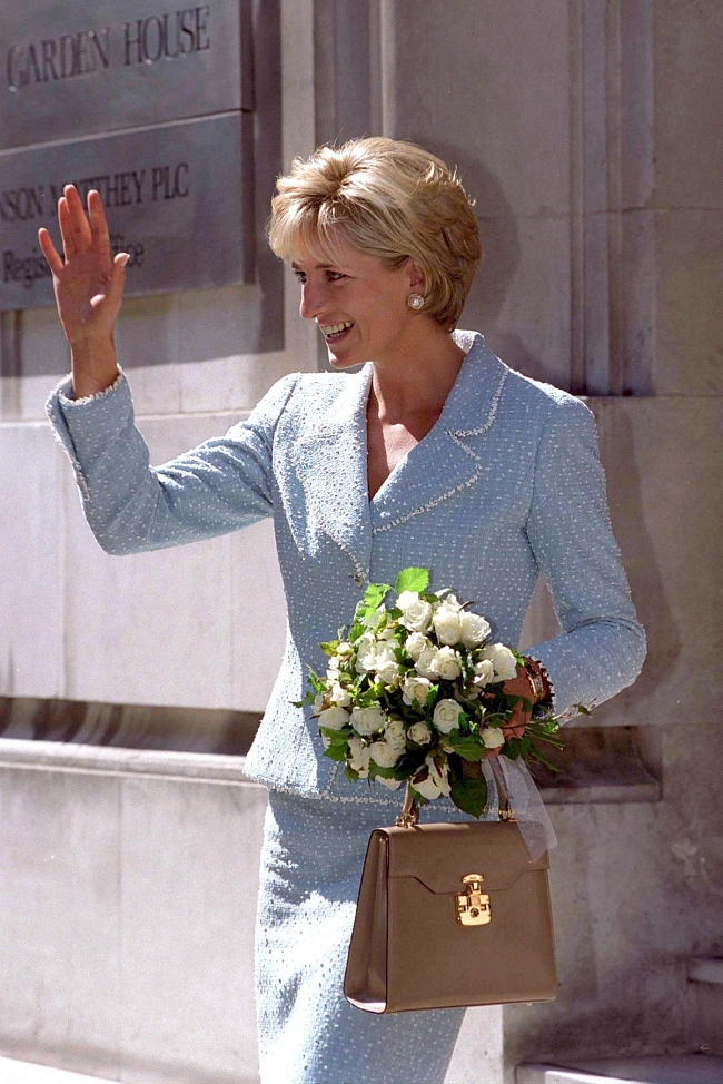 Принцесса Диана с сумкой Lana Marks Princess Diana, 1997 год фото № 5