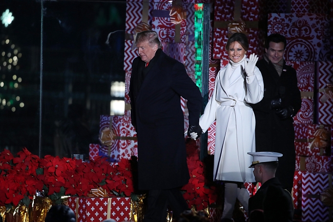 Снежная королева: Мелания Трамп на церемонии зажжения огней на главной елке США фото № 1