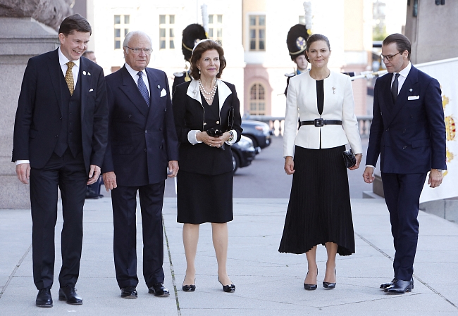 Король Швеции Карл XVI Густав,  королева Сильвия, кронпринсесса Виктория и принц Даниэль фото № 5