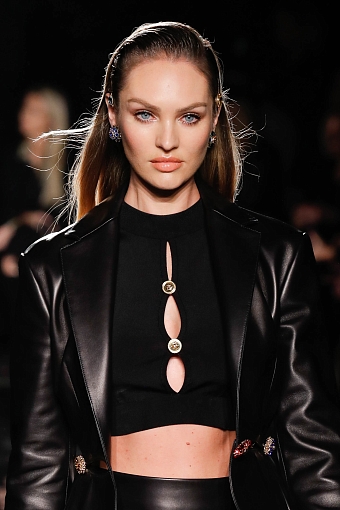Косой пробор, золото и глосс: бьюти-образы на показе Versace pre-fall 2019 фото № 5