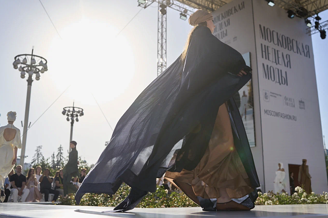 Ткани из грибов, лотоса, ананаса и яблок: на BRICS+ Fashion Summit обсудили, как будет выглядеть мода будущего фото № 1
