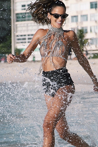 Изабель Гулар появилась «голой» на карнавале в Рио фото № 2