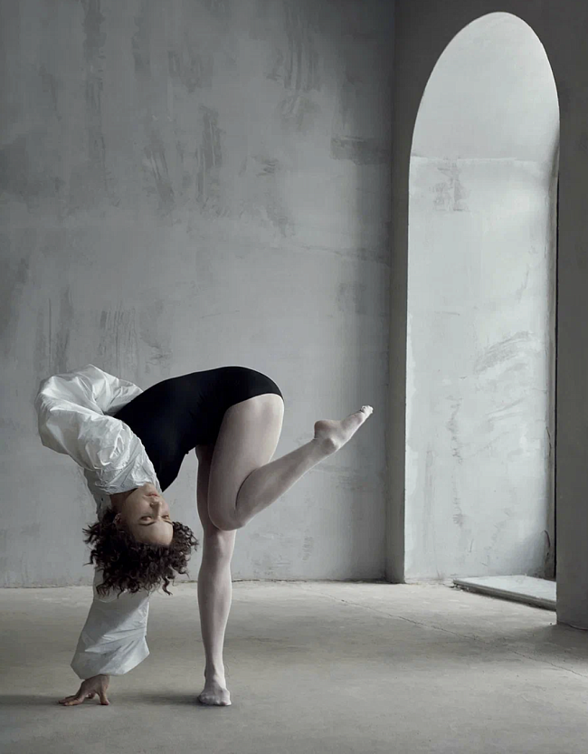 На Ангелине Федоровой: рукава, топ, все — Muus; шорты, колготки, Calzedonia; боди, ботинки, все — собственность героини фото № 11