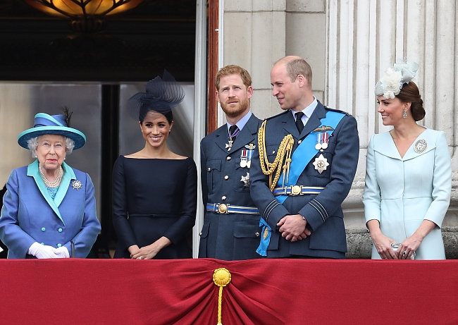 Елизавета II, Меган Маркл, принц Гарри, принц Уильям и Кейт Миддлтон фото № 2