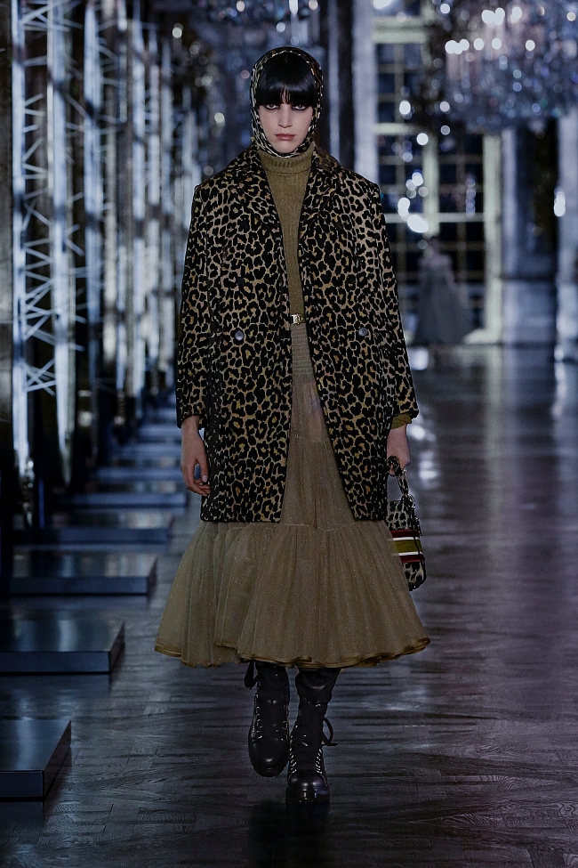 Леопардовое пальто в коллекции Dior осень-зима 2021/22 фото № 12