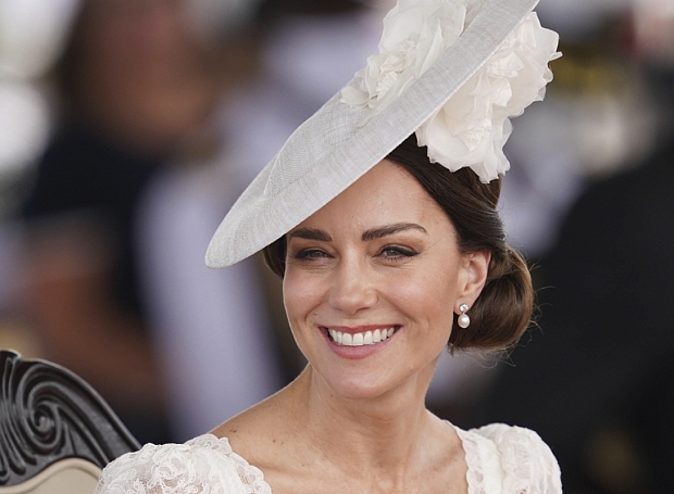 Посмотрите на Кейт Миддлтон в белом кружеве и восхитительной шляпке на парадном выезде Карибского тура